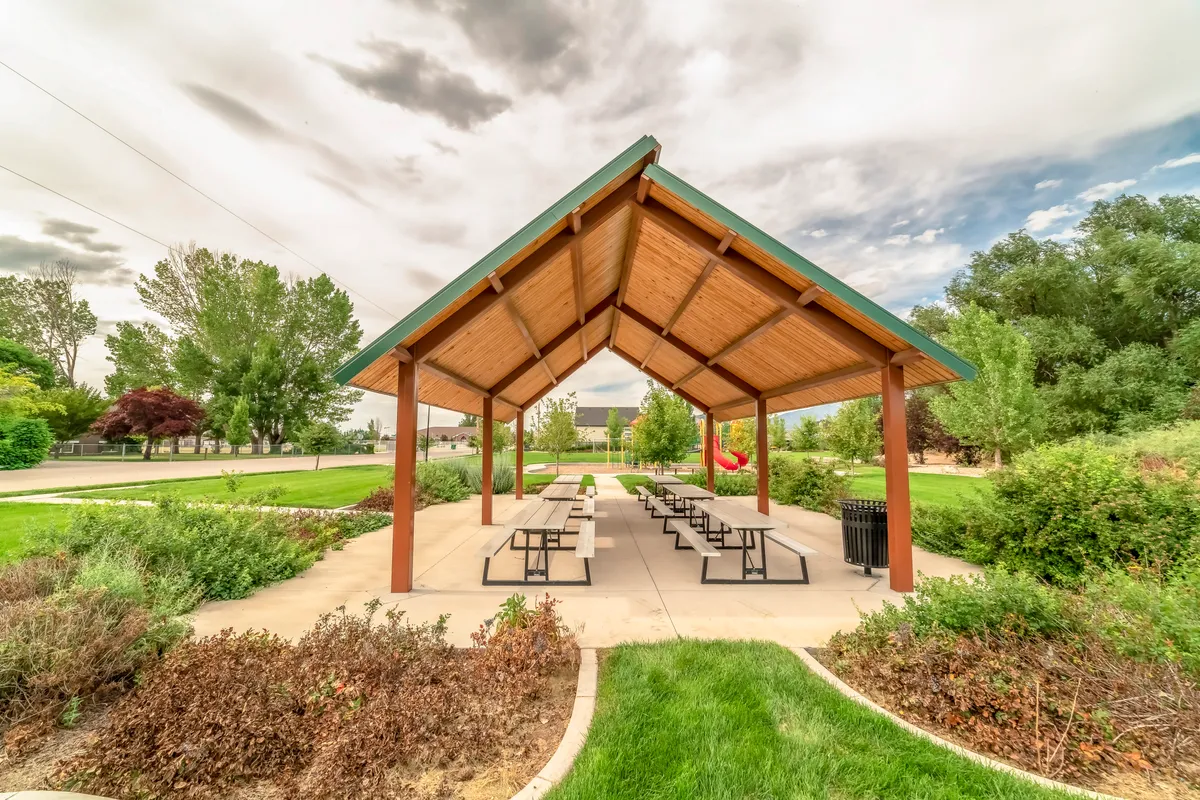 Altana ogrodowa bez pozwolenia i zgłoszenia w 2025 roku – limity, odległości, kary