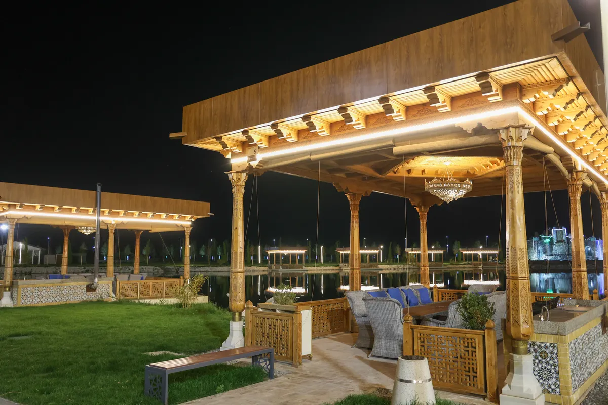 Jak urządzić altanę w ogrodzie – praktyczny poradnik krok po kroku (mała, otwarta i zamknięta)