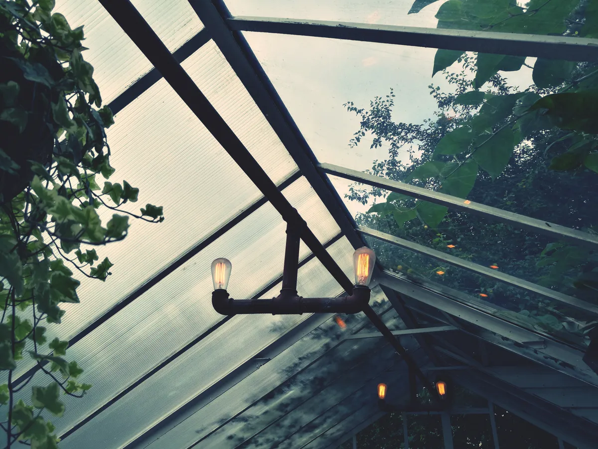 Jaki poliwęglan na zadaszenie tarasu i balkonu? Rodzaje, grubości, montaż i praktyczne porady