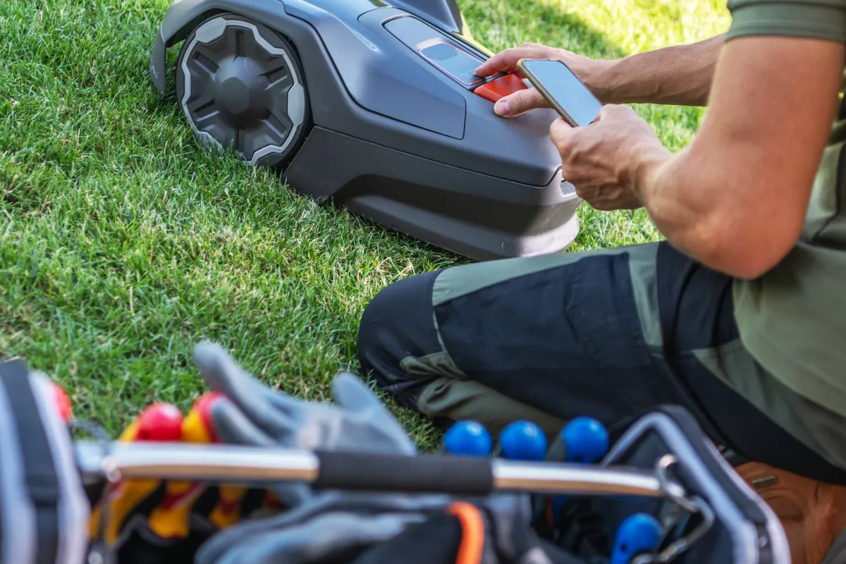 Kosiarka spalinowa czy elektryczna (i akumulatorowa)? Praktyczny poradnik wyboru do Twojego ogrodu